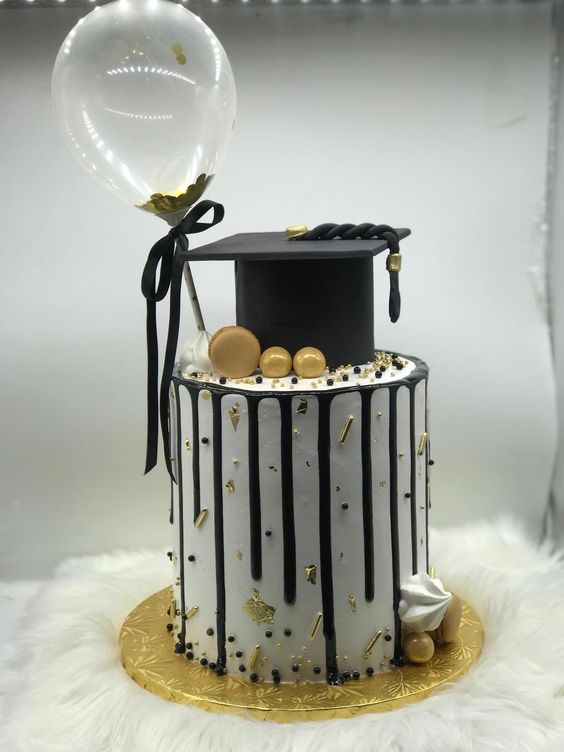 Graduation Hat with Chocolates sprinkles cake