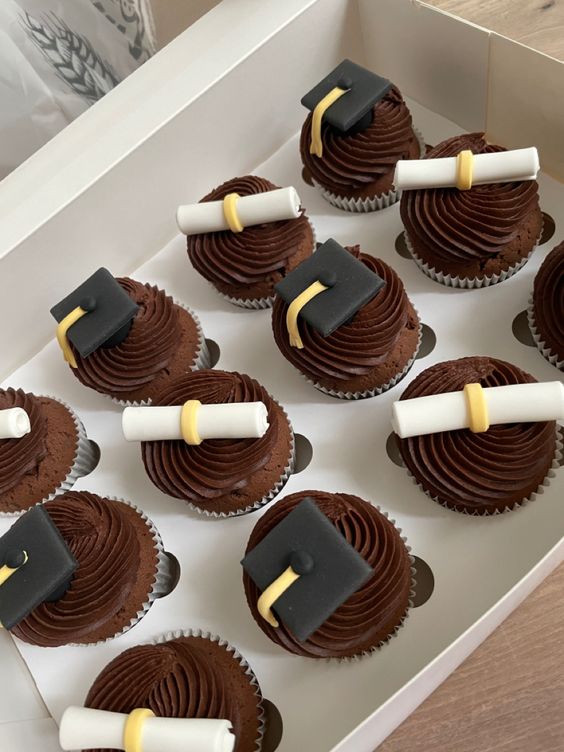 Graduation Hat and Degree Cup Cake